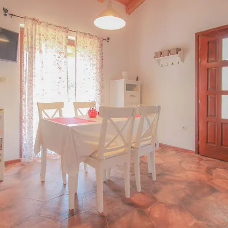 Charmantes Studio-apartment Mit Mediterranem Garten, Grill, Liege, Wifi