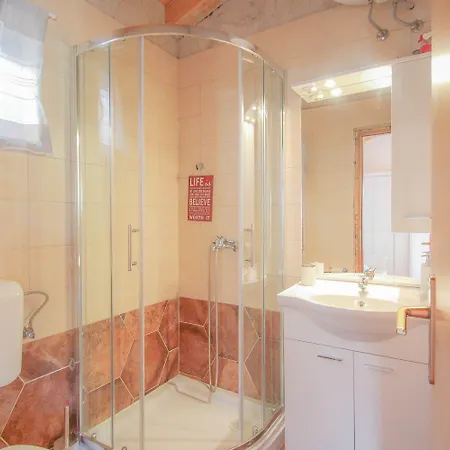 Charmantes Studio-apartment Mit Mediterranem Garten, Grill, Liege, Wifi Karpinjan